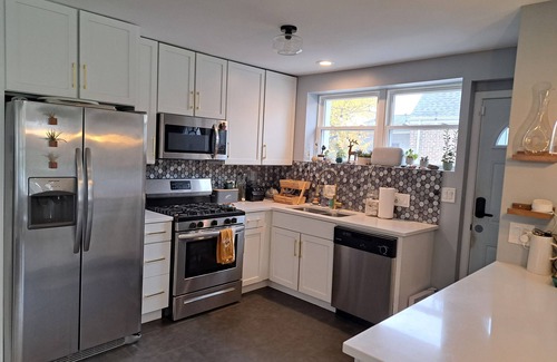 West Ridge House | Gorgeous Mid Century 3 bed with hot tub near Lincoln Square
