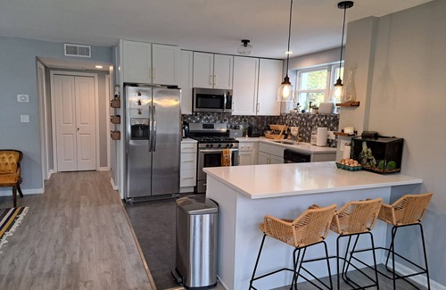 West Ridge House | Gorgeous Mid Century 3 bed with hot tub near Lincoln Square