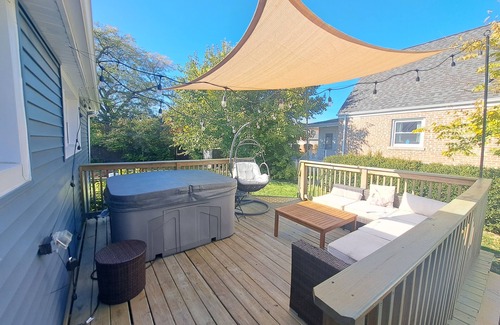 West Ridge House | Gorgeous Mid Century 3 bed with hot tub near Lincoln Square