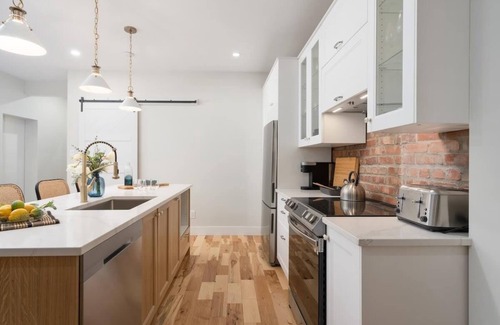 Mile End Apartment | Gorgeous Mile End-3BD 3BA+Parking/Sauna