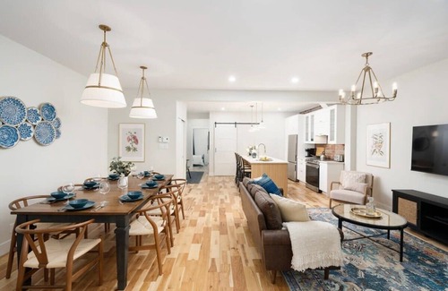 Mile End Apartment | Gorgeous Mile End-3BD 3BA+Parking/Sauna