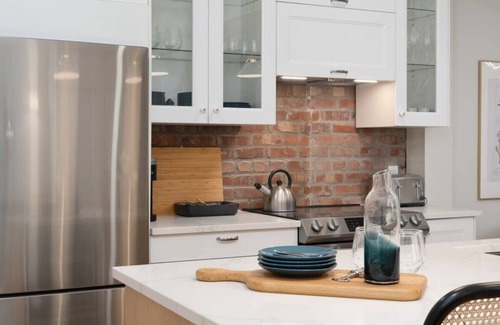 Mile End Apartment | Gorgeous Mile End-3BD 3BA+Parking/Sauna