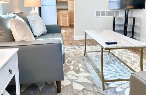 Kettering House | GORGEOUS+MODERN 2BR HOME | FAST WIFI+QUIET STREET