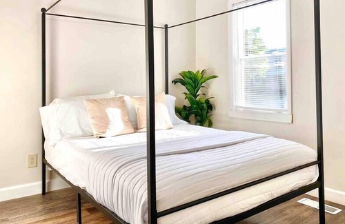 Kettering House | GORGEOUS+MODERN 2BR HOME | FAST WIFI+QUIET STREET