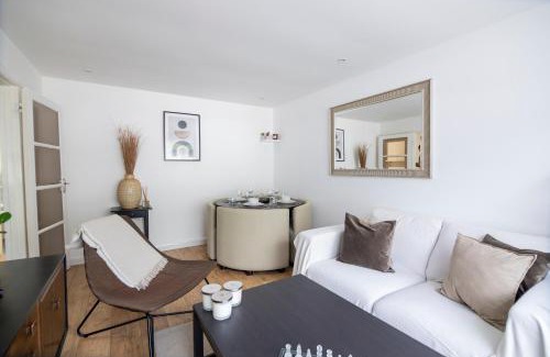Redhill Apartment | Gorgeous Modern Apartment near Redhill Station inc Private Garden & Parking