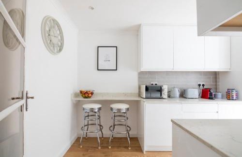 Redhill Apartment | Gorgeous Modern Apartment near Redhill Station inc Private Garden & Parking