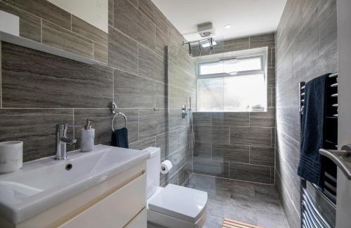 Redhill Apartment | Gorgeous Modern Apartment near Redhill Station inc Private Garden & Parking