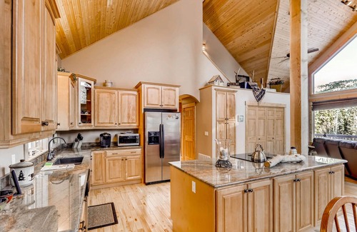 Alma Cabin | Gorgeous Mountain Cabin, Family Friendly w/Expansive Windows, Fireplace - Willow Creek