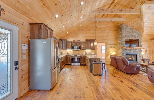 Tarheel Cabin | Gorgeous Murphy Cabin w/Large Deck: 2 Mi to Dtwn!