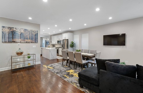 Avondale House | Gorgeous NEW 5 BDR/4BA in Logan Square w/Parking!