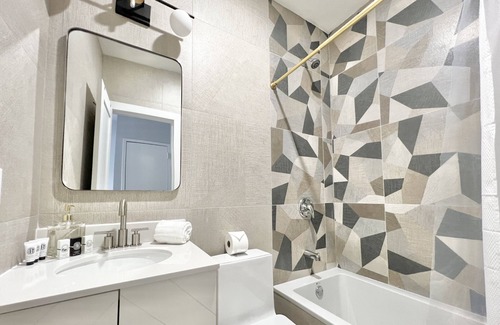 Mott Haven House | Gorgeous NEW Townhouse minutes NYC*3baths*Parking* Fast Wifi