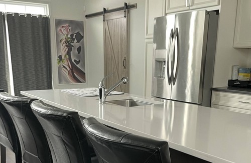 East Shoreham House | Gorgeous NEWLY-BUILT Home 15 mins from Water Park