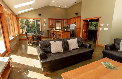 Tofino House | Gorgeous Oceanfront Rancher with Stunning views, Sauna, Hot tub and Pool table!