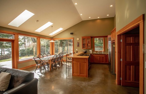 Tofino House | Gorgeous Oceanfront Rancher with Stunning views, Sauna, Hot tub and Pool table!