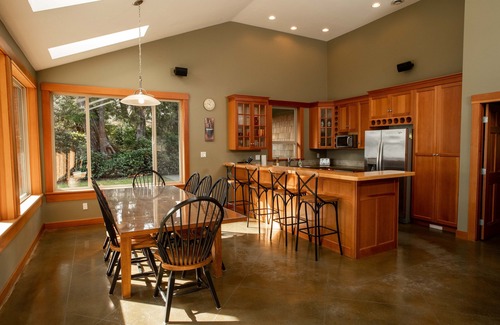 Tofino House | Gorgeous Oceanfront Rancher with Stunning views, Sauna, Hot tub and Pool table!