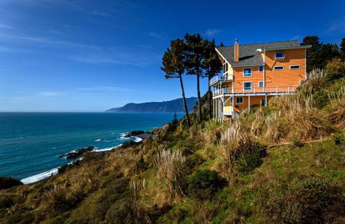 Shelter Cove Apartment | Gorgeous Oceanview, by OceanviewHotTubs Oceanfront! Shelter Cove, CA Tesla EV Station