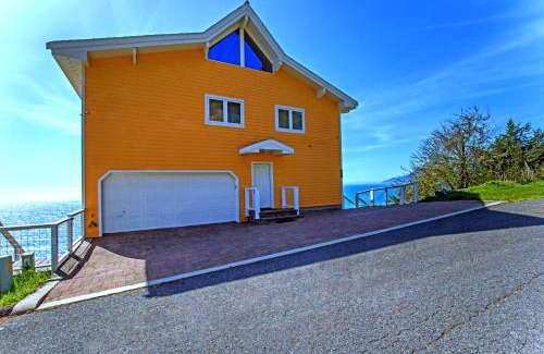 Shelter Cove Apartment | Gorgeous Oceanview, by OceanviewHotTubs Oceanfront! Shelter Cove, CA Tesla EV Station