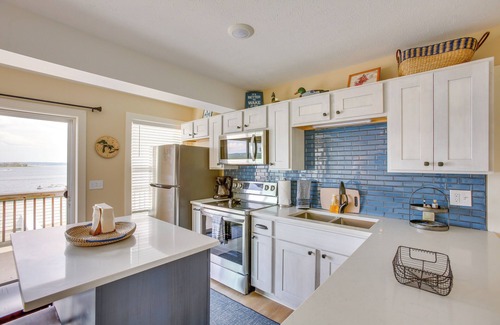 Onekama Condo | Gorgeous Onekama Condo w/Pool & Lake Access!