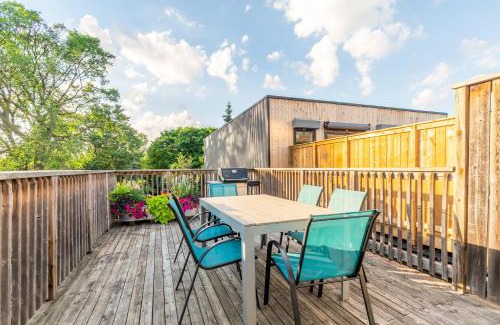 West Queen West Apartment | Gorgeous Park House w Parking on Queen West