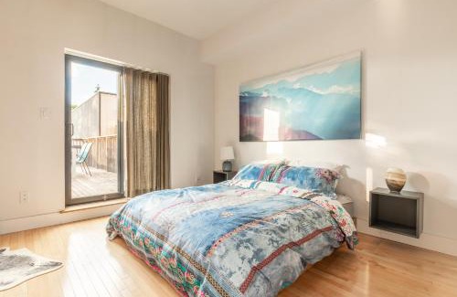 West Queen West Apartment | Gorgeous Park House w Parking on Queen West