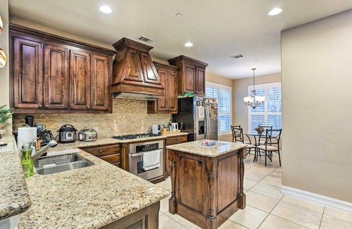 Plano House | Gorgeous Plano Townhome with Patio and Grill!