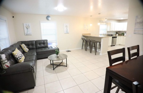Lakeland House | Gorgeous Queen Master Suite with Private Lavatory
