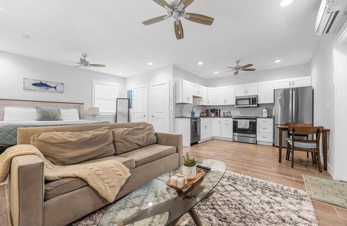 Merritt Island House | Gorgeous Remodeled Studio& Beautiful Outdoor Space