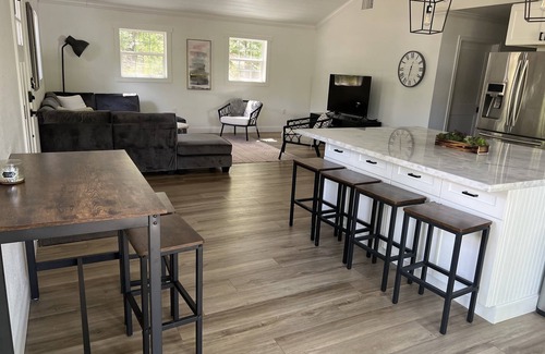 Broaddus House | Gorgeous remodeled Lakehouse - walk across street to lake!