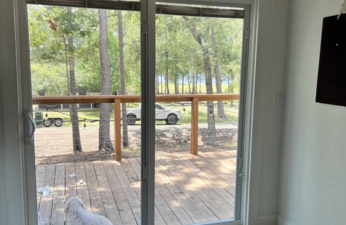 Broaddus House | Gorgeous remodeled Lakehouse - walk across street to lake!