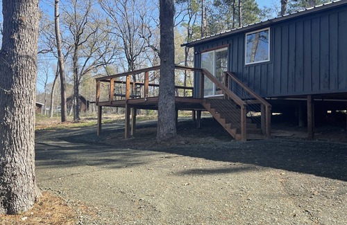 Broaddus House | Gorgeous remodeled Lakehouse - walk across street to lake!