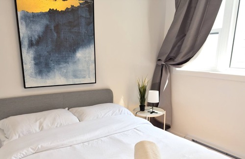 Sainte-Marie Apartment | Gorgeous Renovated 3 BedR Downtown 2mins to Metro!