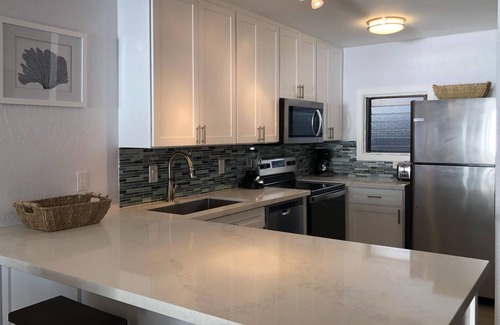 Kailua-Kona Condo | Gorgeous Renovated Oceanfront Condo - AC & Free WIFI/Parking/Cable