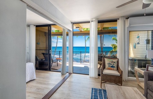 Kailua-Kona Condo | Gorgeous Renovated Oceanfront Condo - AC & Free WIFI/Parking/Cable