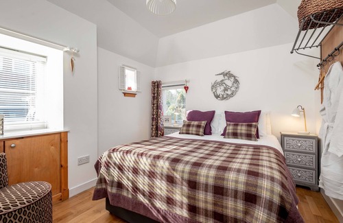 Ladybank Cottage | Gorgeous, romantic countryside bothy in courtyard with hot tub