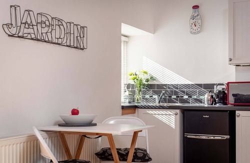 Ladybank Cottage | Gorgeous, romantic countryside bothy in courtyard with hot tub