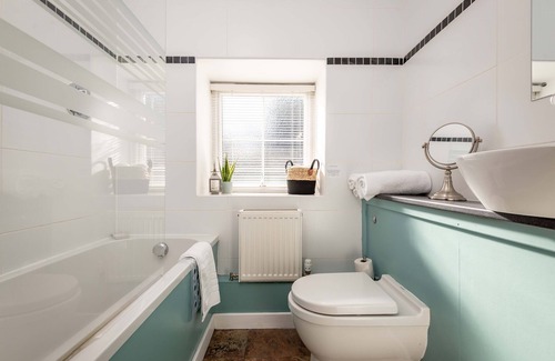 Ladybank Cottage | Gorgeous, romantic countryside bothy in courtyard with hot tub