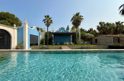 Aix-en-Provence House | gorgeous room.marble bathroom.vue.pool.palmgroove