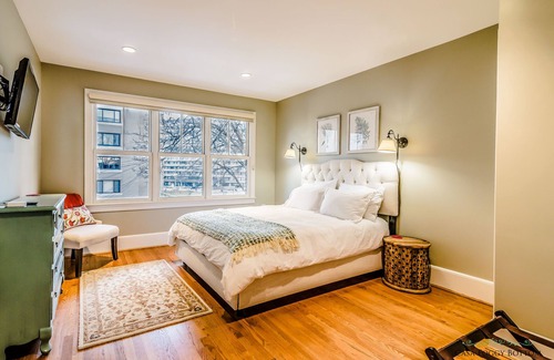 Foggy Bottom House | Gorgeous Row House 4 BR w/ 2 Parking! Walk to Metro & DC Monuments!