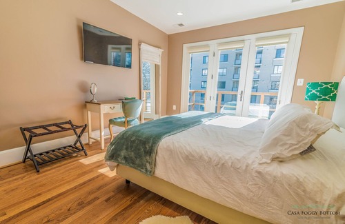 Foggy Bottom House | Gorgeous Row House 4 BR w/ 2 Parking! Walk to Metro & DC Monuments!