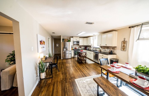Wetmore House | Gorgeous rustic home near Riverwalk and Sea World