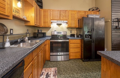 Carbondale Cabin | Gorgeous Secluded Cabin close to SIU and all the wineries