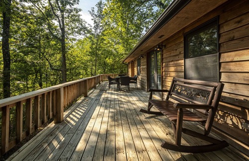 Carbondale Cabin | Gorgeous Secluded Cabin close to SIU and all the wineries