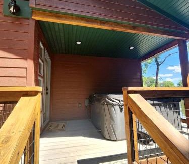 Carbondale House | Gorgeous Secluded Wooden Cabin in Carbondale, Illinois