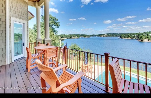 Crane Hill House | Gorgeous Smith Lake Home