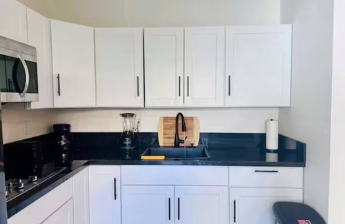 Paradise Valley Village House | GORGEOUS Studio Guest House: Q Bed, Full SZ Fridge & Full SZ Washer & Dryer, BBQ