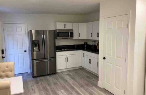 Paradise Valley Village House | GORGEOUS Studio Guest House: Q Bed, Full SZ Fridge & Full SZ Washer & Dryer, BBQ