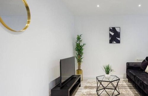 Southend-on-Sea Apartment | Gorgeous & Stylish 1BR City Centre Nr High Street by Luxiety Stays