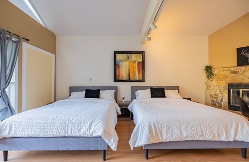 Horseshoe Bay Apartment | Gorgeous Suite Steps to Horseshoe Bay Ferry