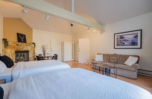 Horseshoe Bay Apartment | Gorgeous Suite Steps to Horseshoe Bay Ferry