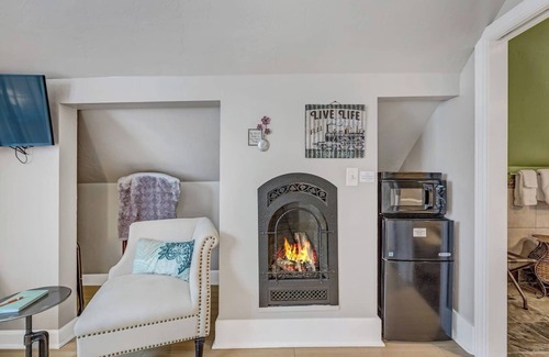Glenwood Springs House | Gorgeous Suite at the Downtown Floradora House